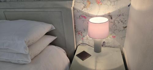 Postel nebo postele na pokoji v ubytování Gray's Cottage 2 Bedroom Nestled in the heart of Crawley