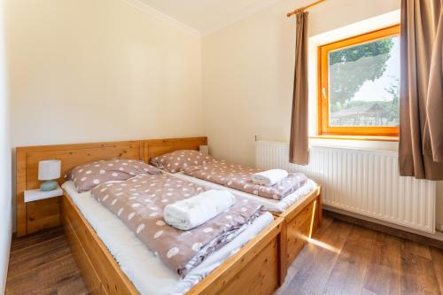 Ένα ή περισσότερα κρεβάτια σε δωμάτιο στο Szilvánusz Vendégház