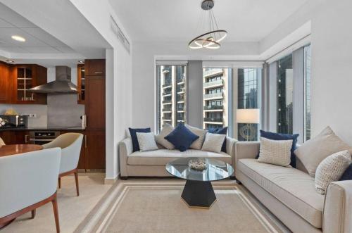 Χώρος καθιστικού στο Luxury Burj Khalifa & Fountain View Apartments Steps to Dubai Mall by Simply Comfort
