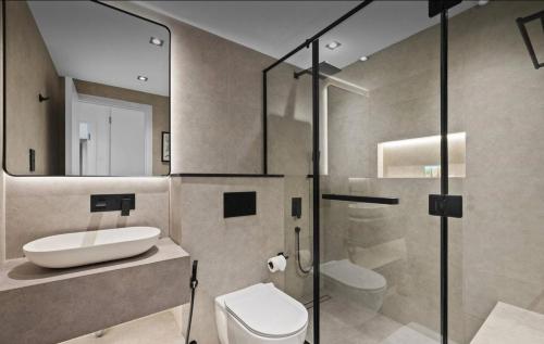 Ένα μπάνιο στο Luxury Burj Khalifa & Fountain View Apartments Steps to Dubai Mall by Simply Comfort