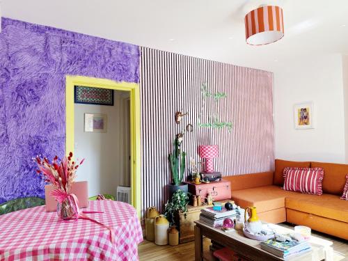 En eller flere senge i et værelse på Quirky Apartment Close to town centre and FREE parking