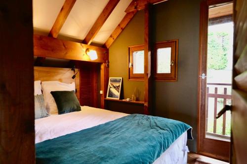 Ένα ή περισσότερα κρεβάτια σε δωμάτιο στο Magnifique Chalet Avec Vue Panoramique sur le Lac Léman