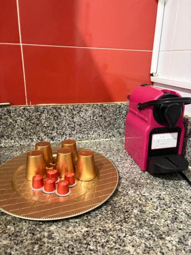 une assiette de cupcakes sur un comptoir à côté d'un grille-pain dans l'établissement réside, à Oulad Akkou