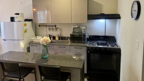 een keuken met een aanrecht met een fornuis en een koelkast bij Family paradise in Punta Cana in Punta Cana