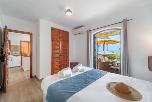 une chambre avec un lit avec un chapeau dessus dans l'établissement Casa Mia in Nerja - Take Care Malaga, à El Molino
