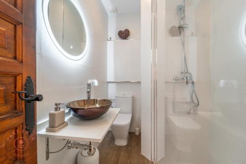 La salle de bains est pourvue d'un lavabo et de toilettes. dans l'établissement Casa Mia in Nerja - Take Care Malaga, à El Molino