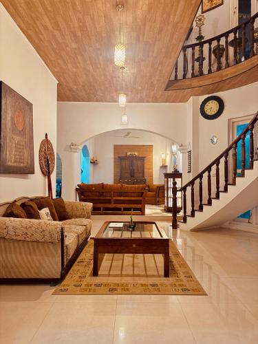 Ruang duduk di SkyPort Villa Negombo