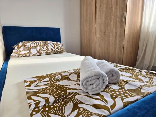 Un dormitorio con dos toallas en una cama. en Airport 2BR Suite Filip, en Beograd