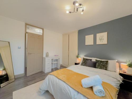 a bedroom with a large bed with blue walls at Elegant 2BR Flat Liverpool Street Area Sleeps 5 in London