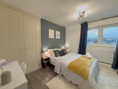a bedroom with a bed and a window at Elegant 2BR Flat Liverpool Street Area Sleeps 5 in London