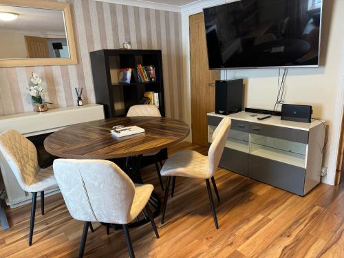 TV a/nebo společenská místnost v ubytování Lochfyne-View Apartment