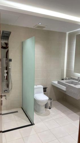 a bathroom with a toilet and a sink at فندق رافيليا Rafellia Hotel in Ahad Rafidah