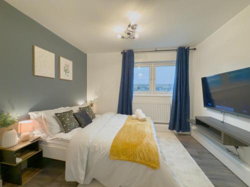 a bedroom with a bed and a flat screen tv at Elegant 2BR Flat Liverpool Street Area Sleeps 5 in London