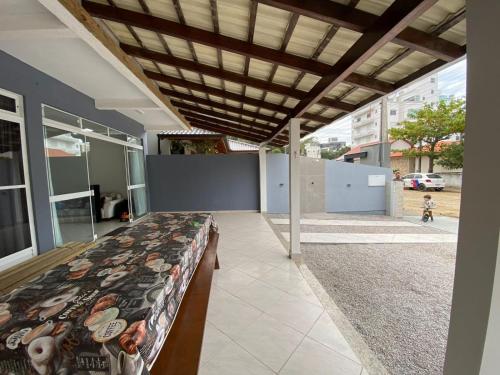 una camera con un letto con un piumone di Cód 129 - Casa aconchegante com sinuca a 300m do mar a Governador Celso Ramos