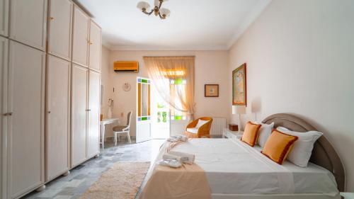 a bedroom with a large bed with orange pillows at Authentique Villa Tunisoise avec Piscine à Marsa in Dar Tahar Zaouch