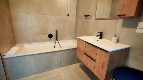 Ένα μπάνιο στο Winelands Golf Lodges 29