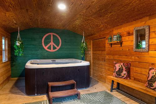 jacuzzi en una habitación con pared de madera en Memories on Mulberry- Hot Tub Game Room Fire Pit, en Fredericksburg