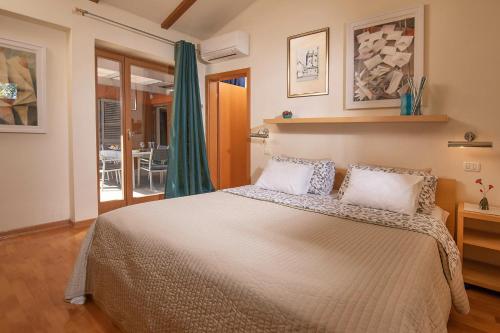 Giường trong phòng chung tại Villa Emili in Medulin - Haus für 4-5 Personen