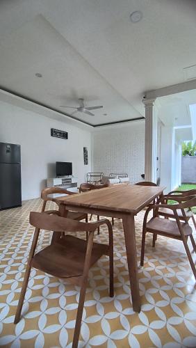 ein Wohnzimmer mit einem Holztisch und 2 Stühlen in der Unterkunft D'Villa in Uluwatu