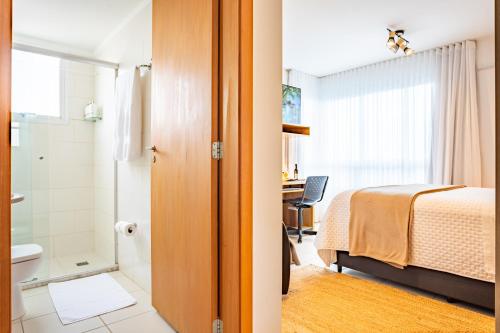 a bedroom with a bed and a bathroom at Flat melhor localização Brasilia Biarritz Long Stay in Brasilia