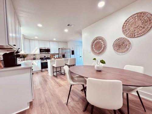 Η κουζίνα ή μικρή κουζίνα στο Southwest x Southeast 3BR 2BA