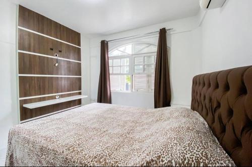 una camera da letto con un letto grande e una finestra di cód 164 - Casa de Praia com Piscina a Governador Celso Ramos