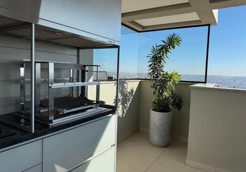 Apartamento Amplo com Vista em Bauruにあるバルコニーまたはテラス