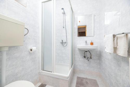 Ένα μπάνιο στο Lorenzo in Klanice (Haus 1 für 5 Personen)