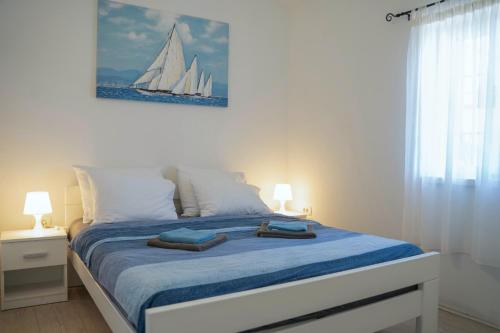 a bedroom with a bed with two towels on it at Roinizza in Prtlog (Haus für 4-5 Personen) in Labin