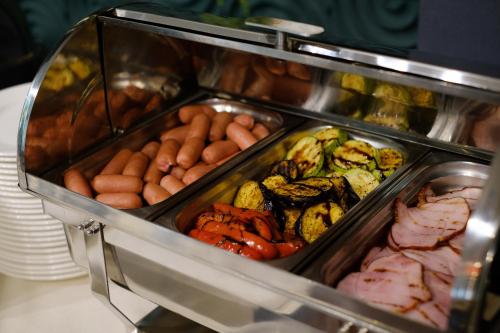 ホテルの敷地内または近くでの食事または食べ物
