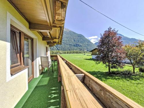 un balcon d'une maison avec vue sur un champ dans l'établissement Apartment Wiesenhof-2 by Interhome, à Längenfeld