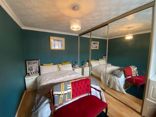 une chambre avec deux lits et un miroir dans l'établissement Modern home in Cardiff City Centre, à Cardiff