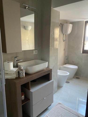 Un baño con lavabo e inodoro en Casa Vacanza Gioia, en Pompeya