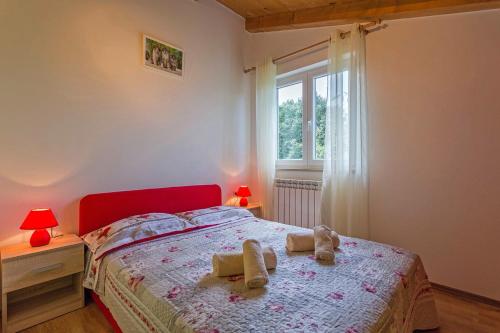 a bedroom with a bed with two teddy bears on it at Dea in Kmeti (Haus für 6 Personen) in Žminj