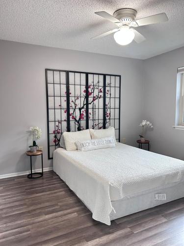 バトンルージュにあるModern Condo in the Center of BRの白いベッドと窓のある白い寝室