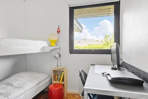 a bedroom with a desk with a computer and a window at SB116-Sydals-Birkemose-29 in Skovbyballe