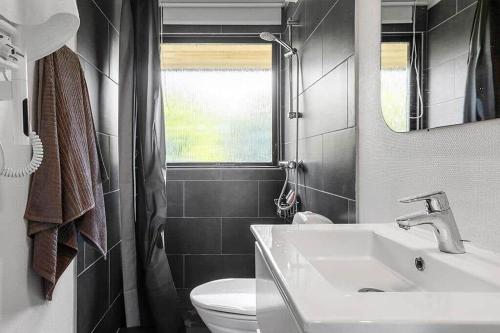 a bathroom with a sink and a toilet and a window at SB116-Sydals-Birkemose-29 in Skovbyballe