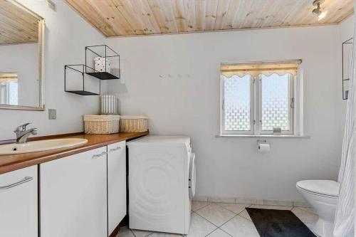 Un baño blanco con lavabo e inodoro. en SB126-Sydals-Egemose-51, en Skovbyballe