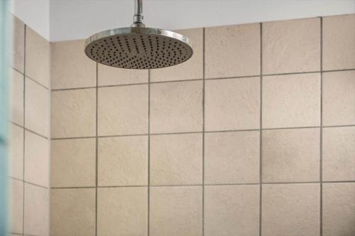 a bathroom with a shower with a light fixture at K19089-Kalundborg-Granlygardsvej-30 in Ågerup