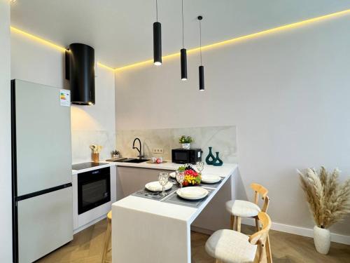 una cucina con frigorifero bianco e bancone di Luxury 2BR Apartment with Stunning View, Estet Residence near MEGA Mall a Almaty