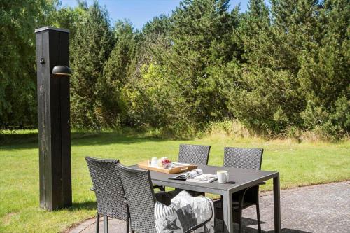 a table with chairs and a plate of food on it at K19089-Kalundborg-Granlygardsvej-30 in Ågerup