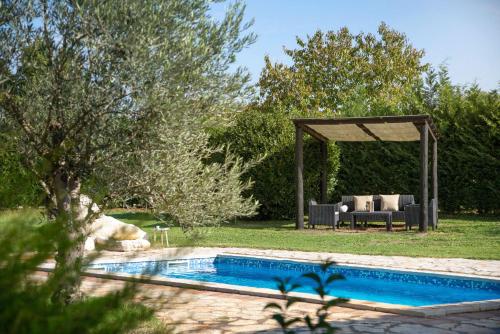 a swimming pool in a yard with a gazebo at Bella Collina in Krajcar Brijeg - Haus für 4-5 Personen in Žminj