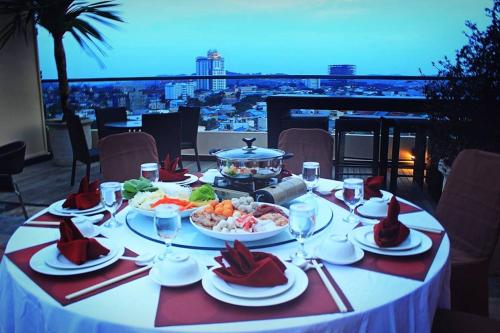 Makanan di atau berdekatan hotel