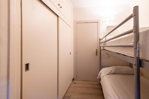 a room with two bunk beds and a door at Barthe Holidays I Apartamento céntrico en Andorra 6PAX I Ideal grupo o familia, a 1 min de Caldea I Perfección in Escaldes-Engordany