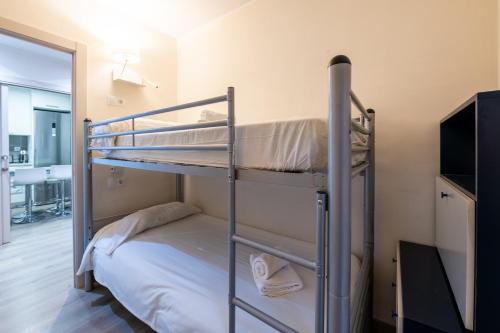 a bedroom with two bunk beds in a room at Barthe Holidays I Apartamento céntrico en Andorra 6PAX I Ideal grupo o familia, a 1 min de Caldea I Perfección in Escaldes-Engordany