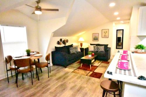 Ruang duduk di Acadia Farms Carriage house
