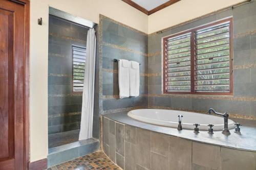 Koupelna v ubytování Hospitality Expert Rose Hall 5BR Pool Beach