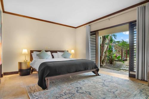 Postel nebo postele na pokoji v ubytování Hospitality Expert Rose Hall 5BR Pool Beach