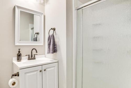 Koupelna v ubytování Family Cabin with Hot Tub Game Room Tobyhanna