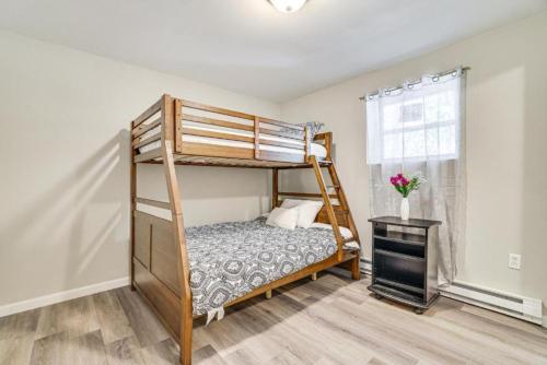 Postel nebo postele na pokoji v ubytování Family Cabin with Hot Tub Game Room Tobyhanna